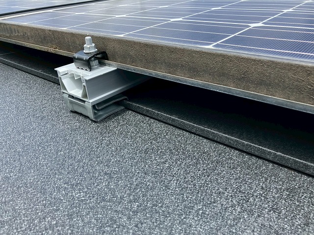 屋根材に太陽光の架台を取り付け