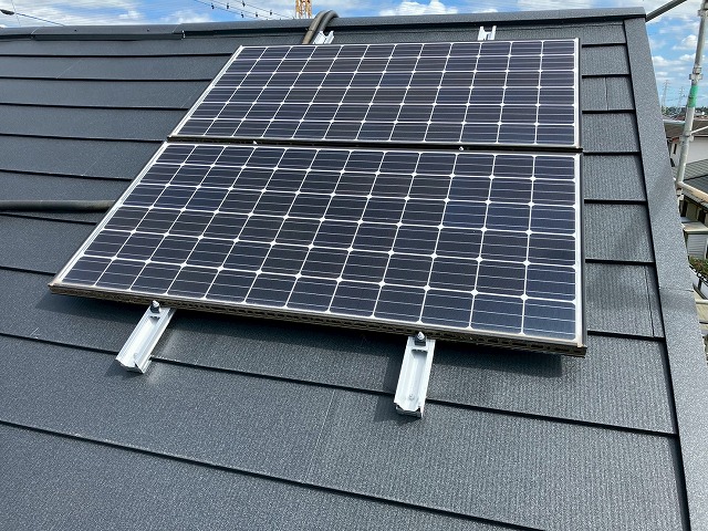 架台に太陽パネルを設置