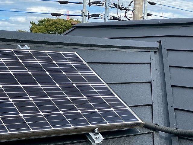 架台に太陽パネルを設置