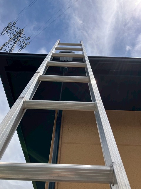 はしごで屋根に上る