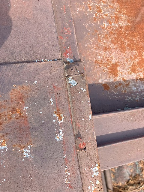 棟板金の釘が抜けかけている