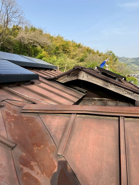 トタン屋根が全体的にサビている