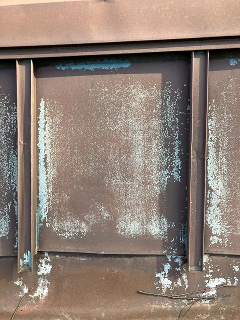 トタン屋根の隙間