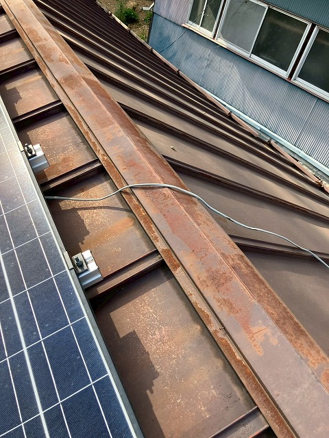 トタン屋根の棟板金がサビている