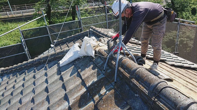 東京都東大和市　屋根葺き替え、外壁塗装工事　既存瓦屋根材剥がし３