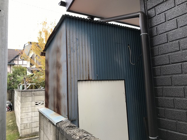 トタン波板の物置の白いドア