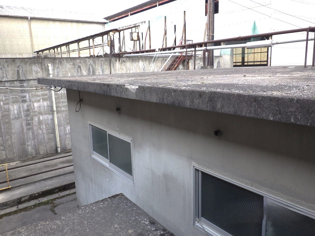 劣化した屋上全景