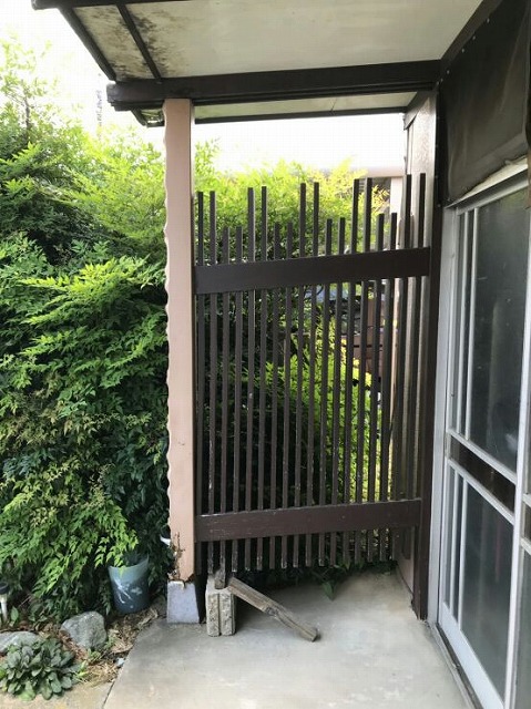 玄関横の目隠しの縦格子が斜めに下がっているところ