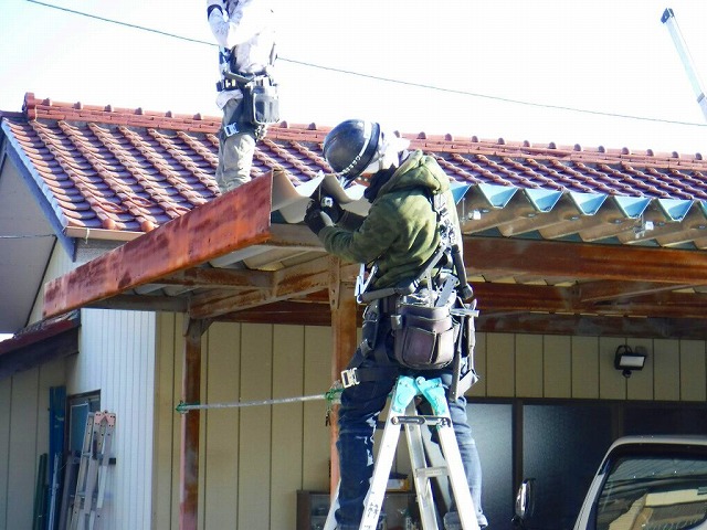 車庫の雨どい吊り金具取り付け