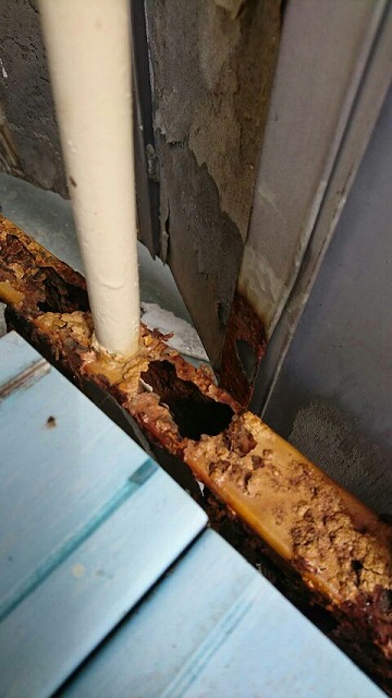 ベランダの鉄骨の穴