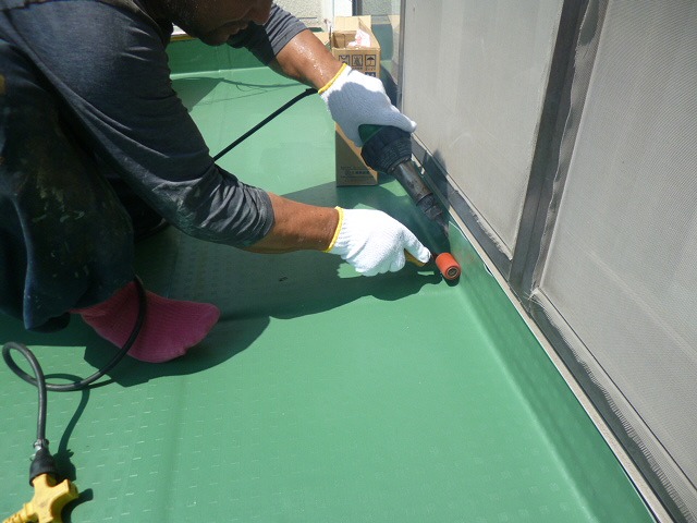 ベランダ防水シート立ち上がり作業中