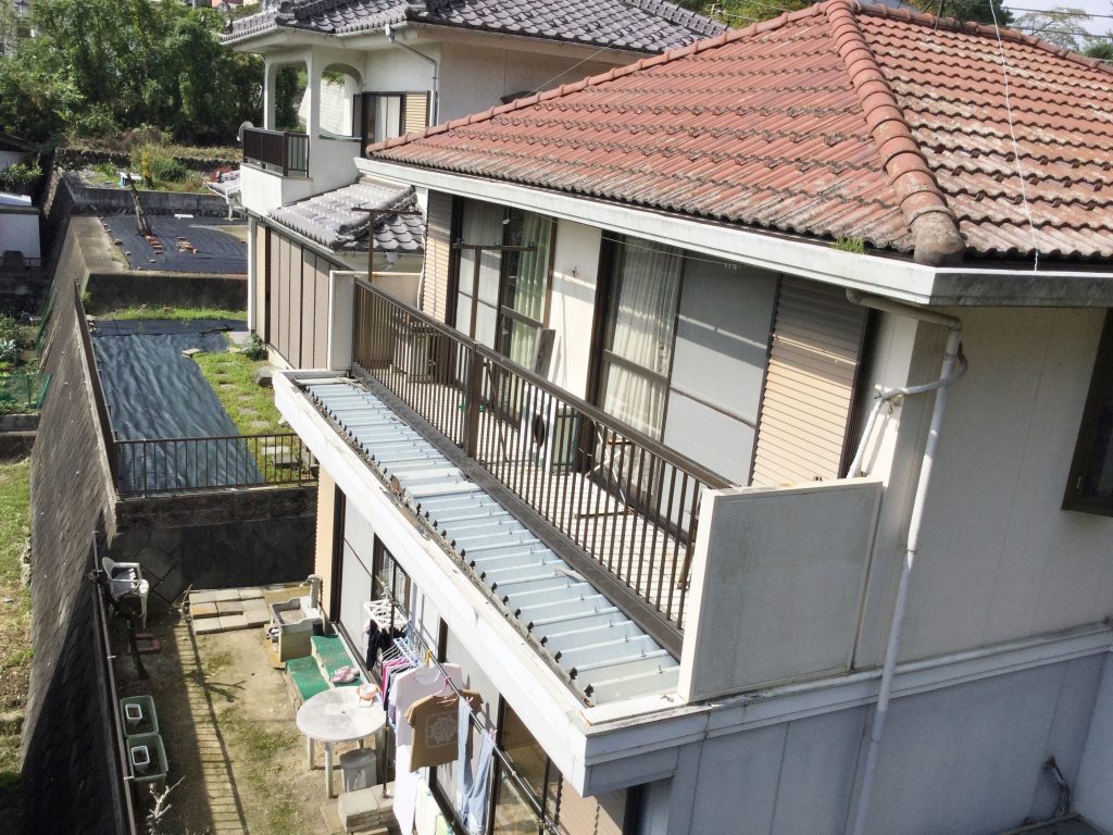 屋根と長いバルコニー全景