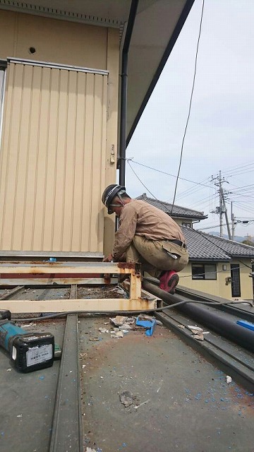 ベランダの基礎部分を撤去中