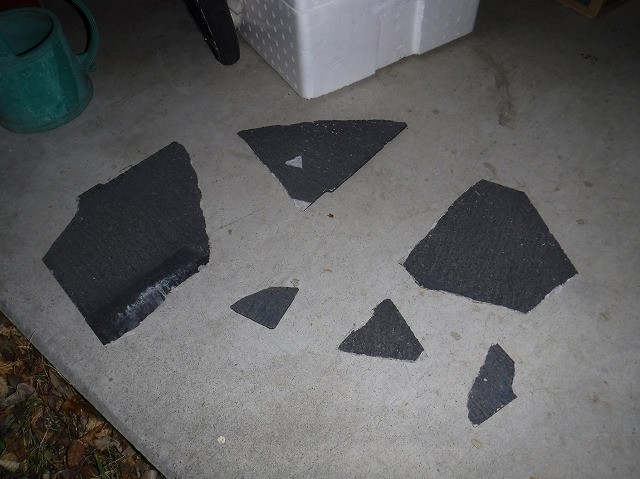 庭に落ちてきた瓦の破片