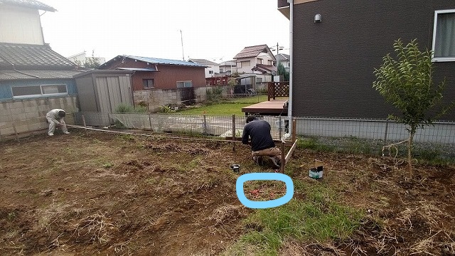 土間コンクリートの西側の水糸をスケールで確認