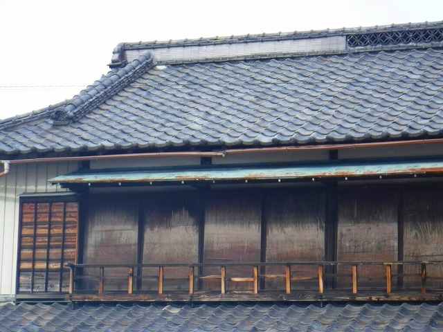 雨どいが割れてしまっている状態