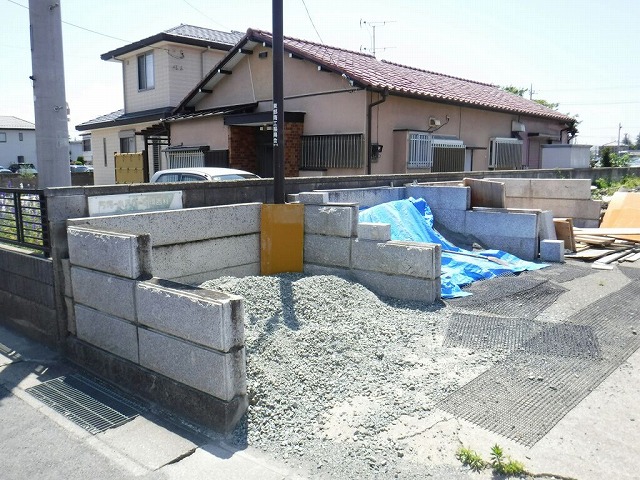 道路から見た家とブロック