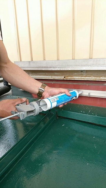 ベランダ取り付け金具にコーキング処理