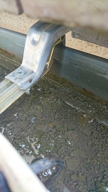 支持金具をねじで固定した状態