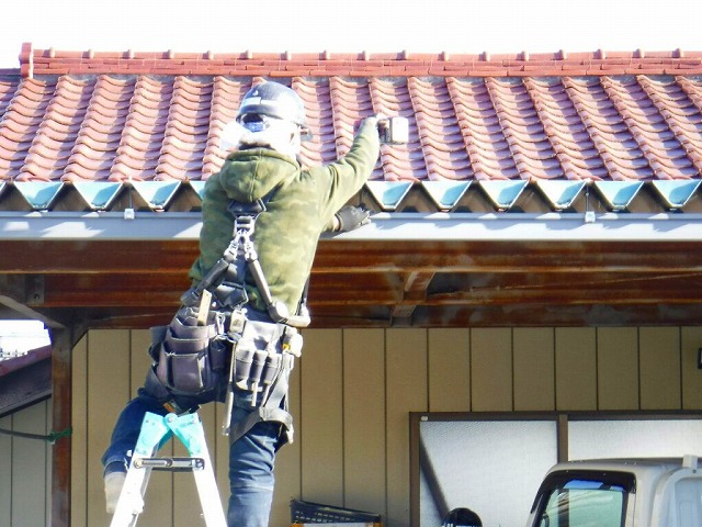 車庫の雨どいのボルトをインパクトドライバー締め