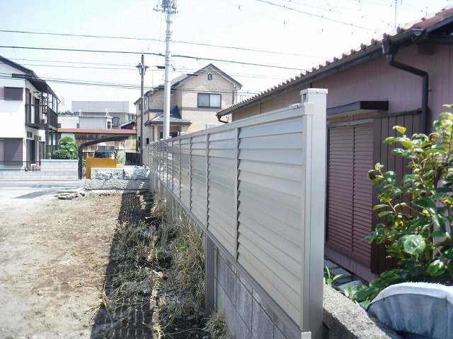 目隠しのフェンスで隣家からは見えない状態