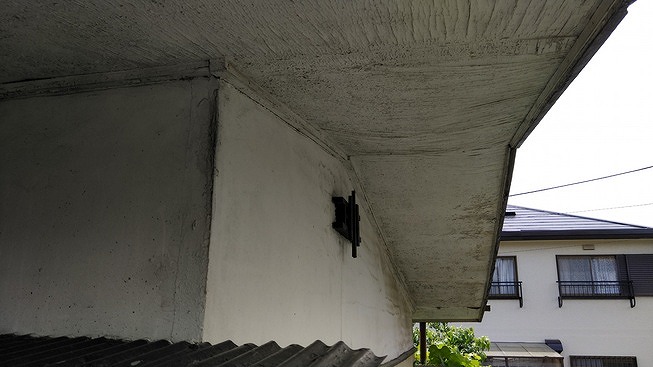 しわしわのベニヤ板の軒天井