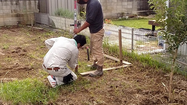 土間コンクリートのの高さを確認して鉛筆で印