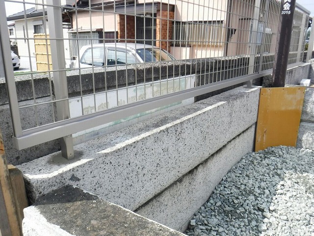 フェンスの支柱の穴のコンクリート天端仕上げ