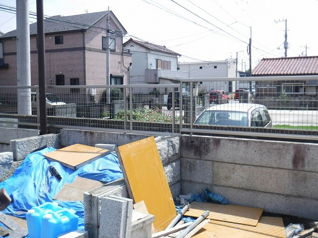 段差のところの格子状のフェンス