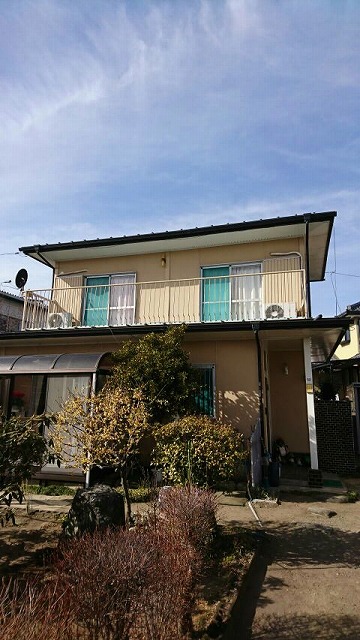 2階にベランダがある家全体正面