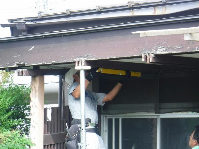 玄関の屋根をジャッキアップして水平を測っているところ