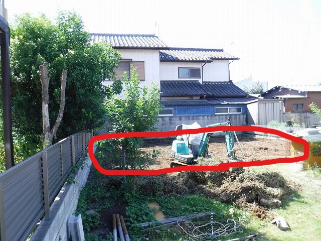 土間コンクリート工事前の除草作業と小型重機