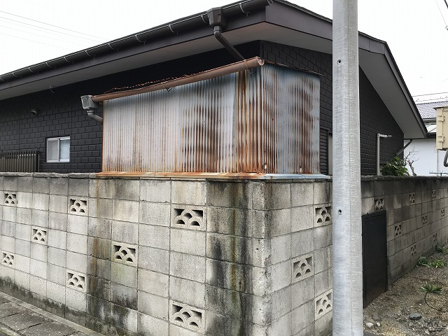 トタン波板の物置の通りから見て北西の角さび