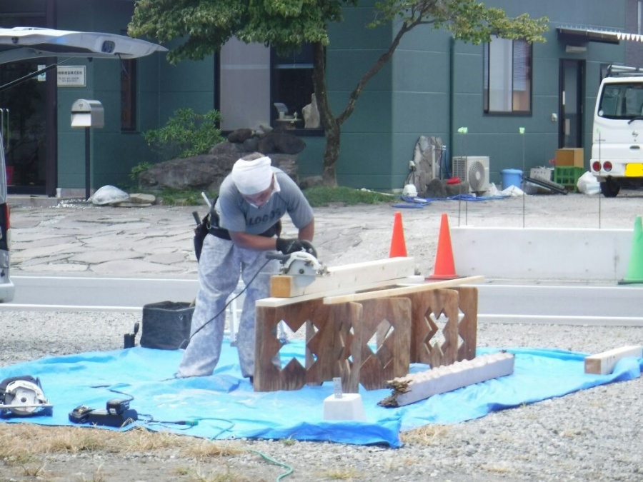 新しい柱を切断製作中