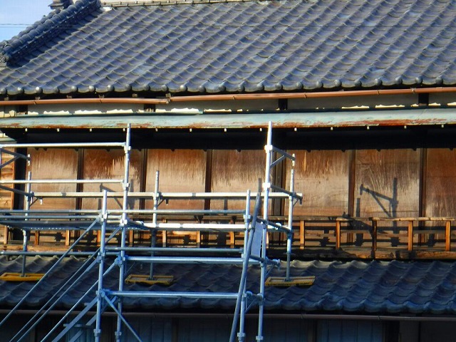 割れた雨どいと足場