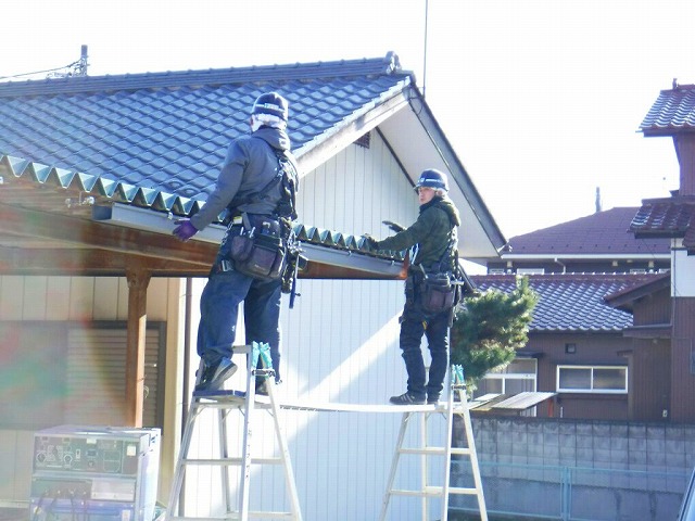 車庫の雨どいの右側吊り金具に取り付け
