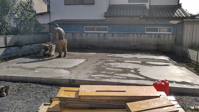 土間コンクリートにロードカッター入れているところ