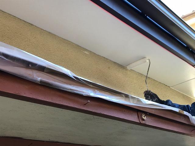 軒天井を均一になるように塗装中