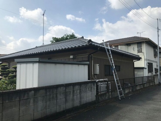 瓦屋根に脚立を欠けたところところ