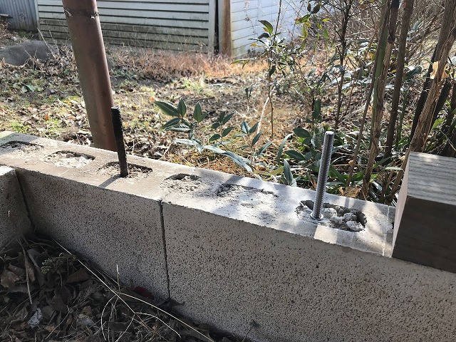 基礎に新しいボルト取り付け