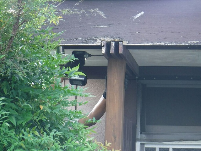 柱と化粧垂木の側面からインパクトドライバー