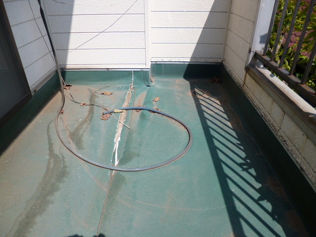 ベランダ防水シートさけた状態