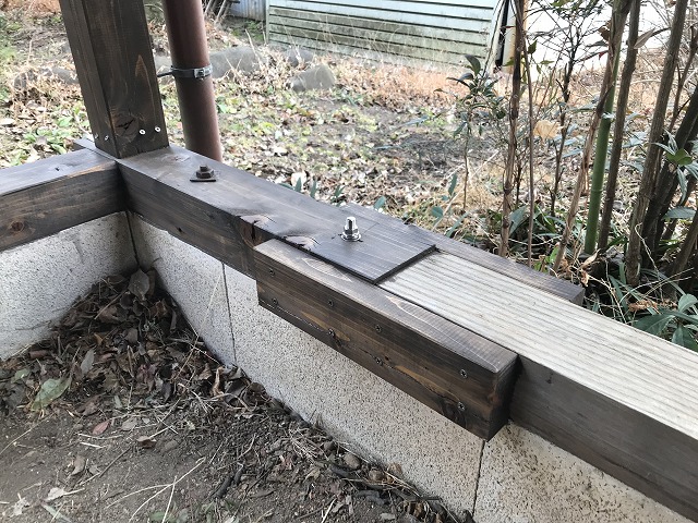 車庫の屋根の新しい土台と既存の土台とのつなぎを補強