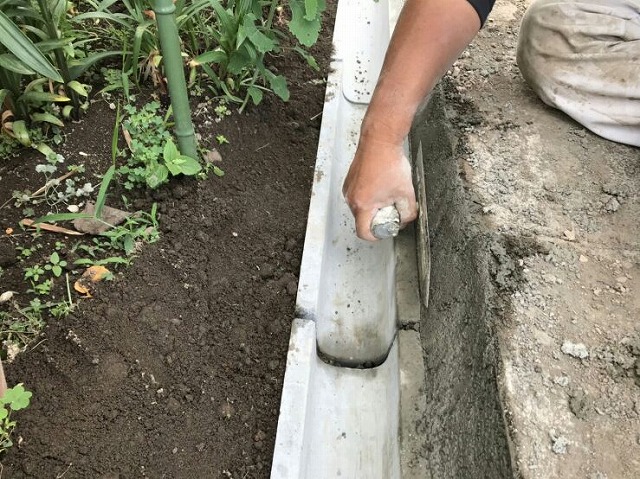 側溝の側面のセメントこて仕上げ