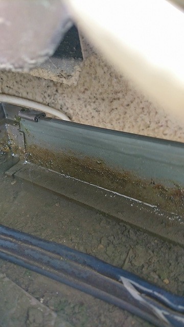 雨どいの中に配線