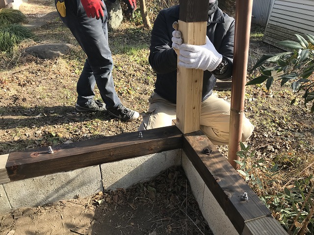車庫の屋根の新しい土台に柱を継ぎ足し