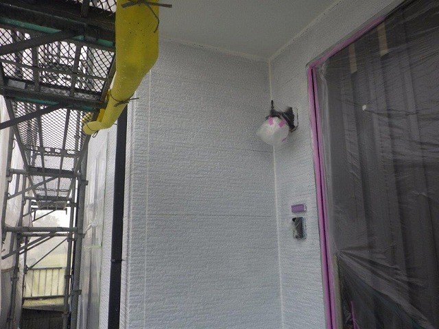 下塗り作業中の玄関周り