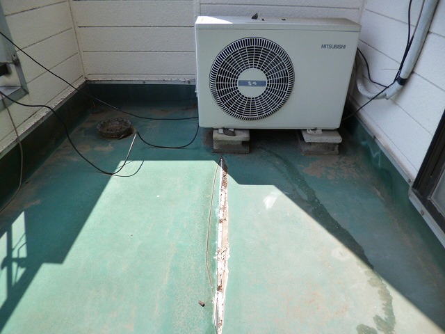 ベランダ防水シートさけている状態