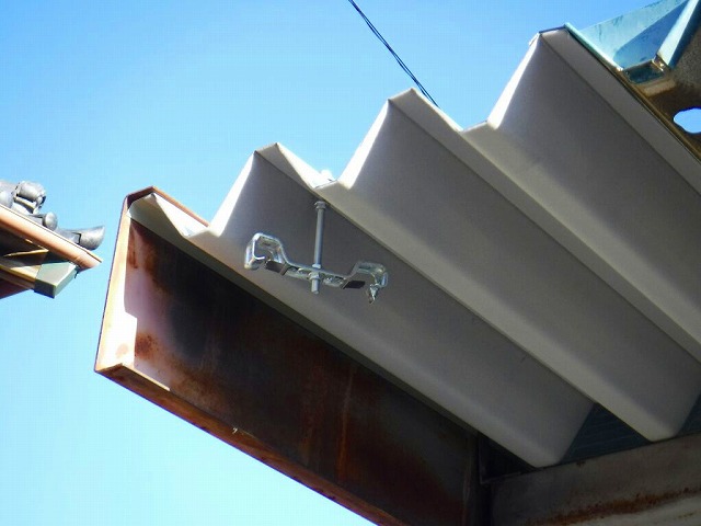 車庫の雨どいの吊り金具を取り付けた状態