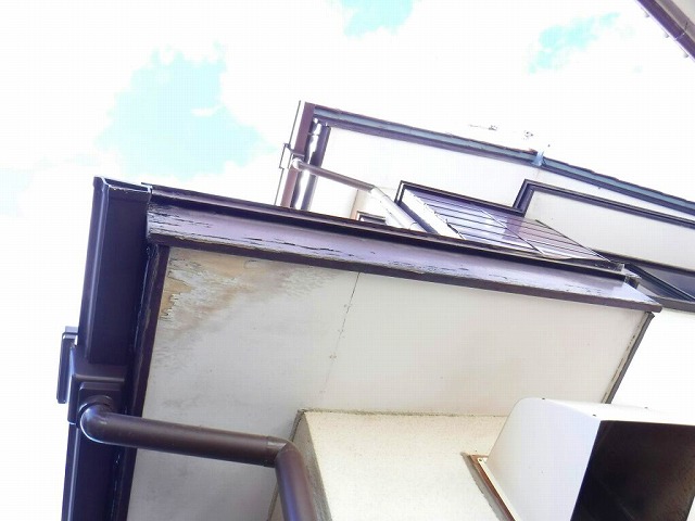 破風板の傷みと軒天井の塗装剝がれ